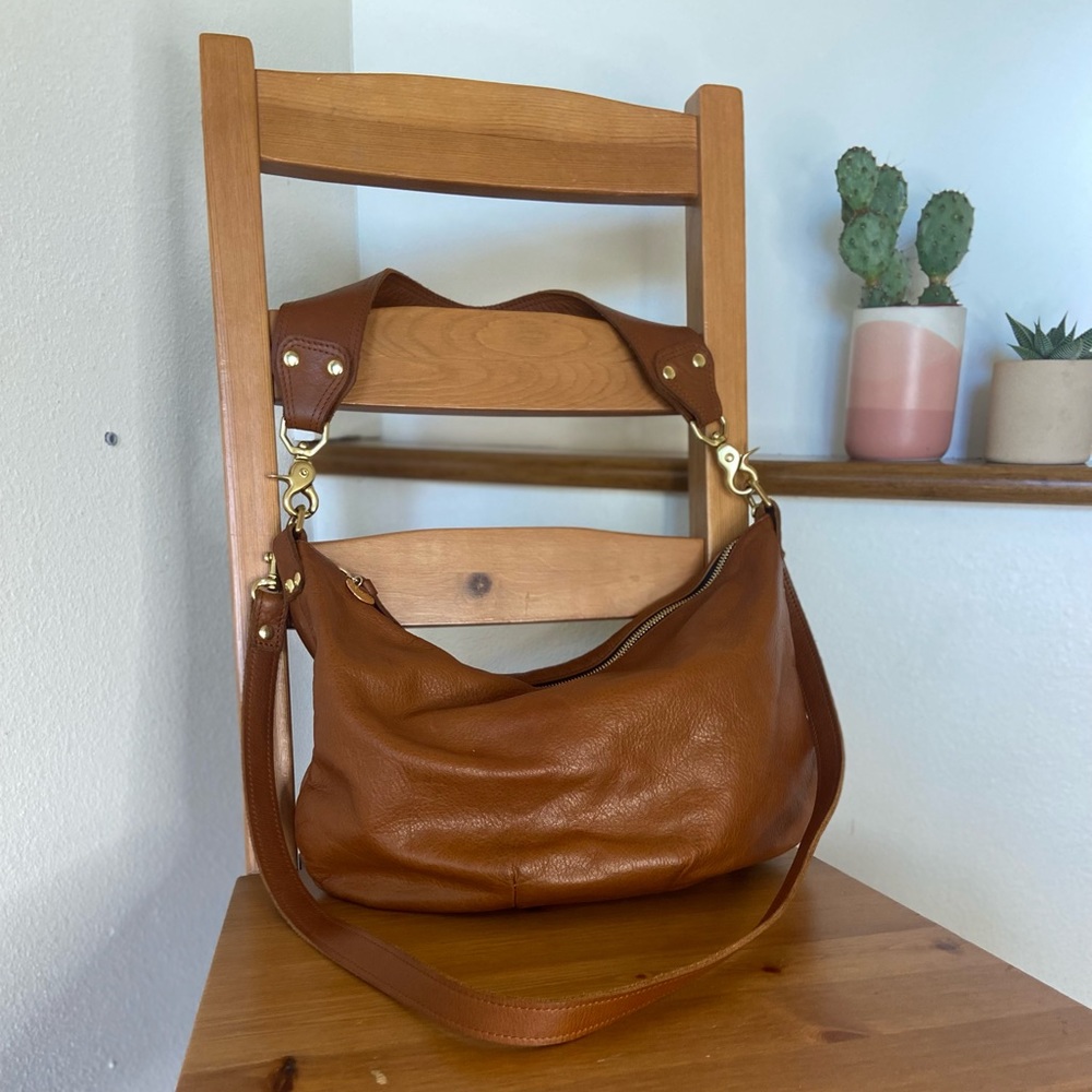 Clare V Moyen messenger tan
